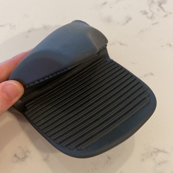 Pampered Chef Silicone Mini Oven Mitts - Picture 4 of 5